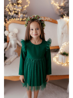 dziewczynka ubrana w zielona tiulowa sukienka w świątecznej stylizacji