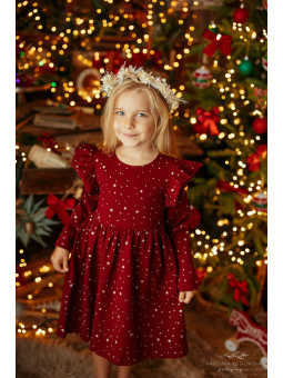 Bordowa sukienka w złote gwiazdki z kolekcji Lily Grey pokazana na dziewczynce