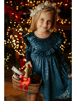 Szmaragdowa, welurowa sukienka w złote drobinki z kolekcji Lily Grey pokazana na dziewczynce