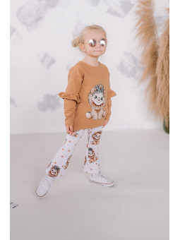 Ocieplana, brązowa bluza z falbankami i lwem z przodu, do tego białe dzwony we wzór