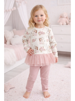 Komplet pokazany na małej dziewczynce utworzone przy pomocy SI.