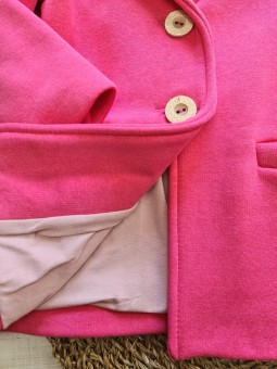Różowy płaszcz dla dziewczynki z grubej, bawełnianej dresówki