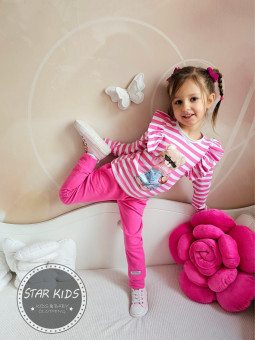 dziewczynka w komplecie od Gamex - longsleeve w paski biało-różowe z misiem i różowe spodnie dresowe