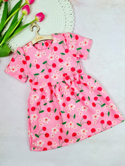 Różowa sukienka w wisienki z kokardką