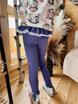 dziewczynka w fioletowych legginsach z falbanką z koronkowym wykończeniem