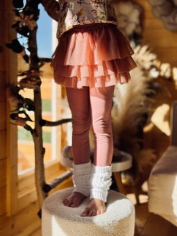 Legginsy z tiulową spódniczką to prawdziwy strzał w dziesiątką. Kolor vintage rose